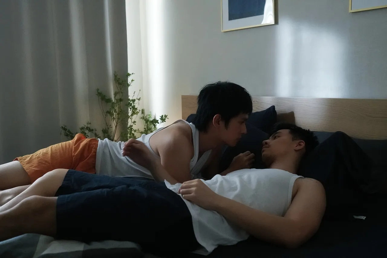 同志伴侣有许多亲密日常互动。雪人音乐提供