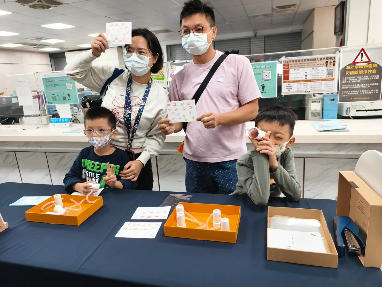 亲子一起来参加限量观光护照集章DM活动,走访三大观光圈区域特色的摊位,还能抽交通与住宿券。翻摄画面