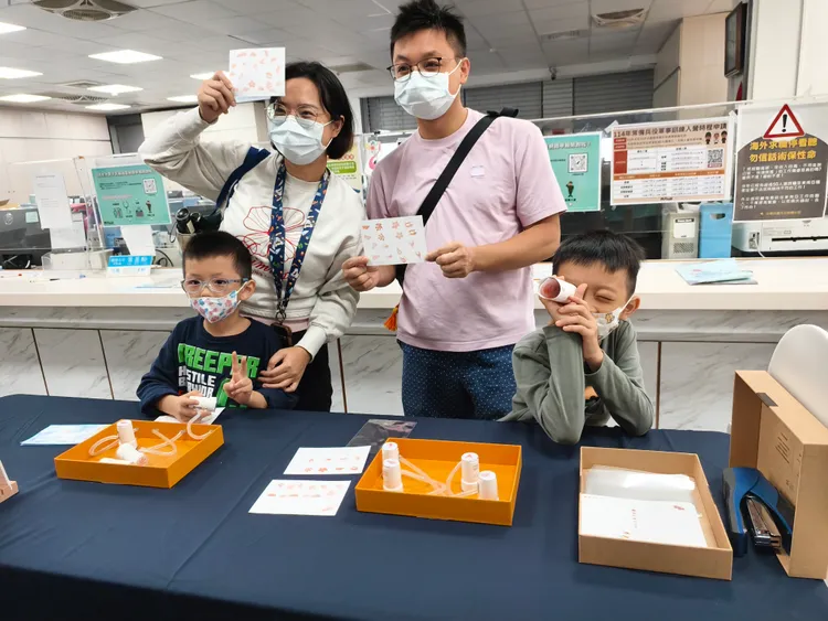 親子一起來參加限量觀光護照集章DM活動，走訪三大觀光圈區域特色的攤位，還能抽交通與住宿券。翻攝畫面