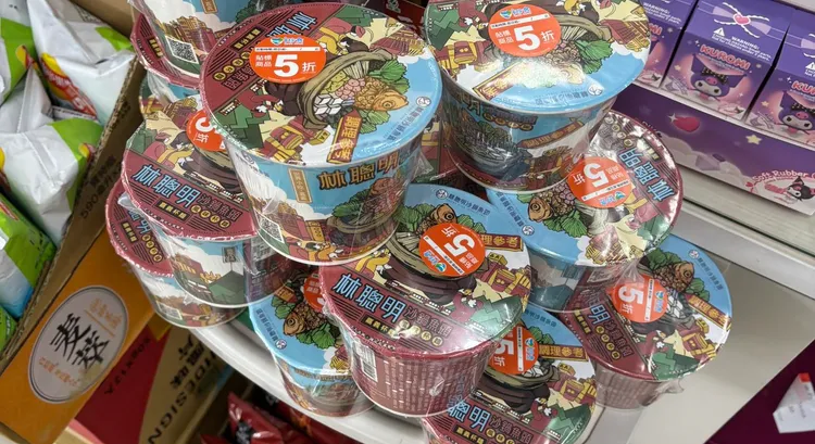 有网友发现「林聪明砂锅鱼头风味杯面」下杀5折仍还有不少存货。翻摄「泡面公社 泡面俱乐部」脸书