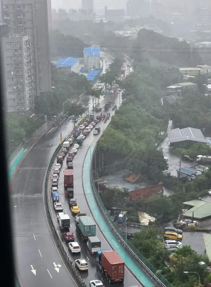 汐止今（21）日上午大塞車。翻攝《汐止集團》臉書
