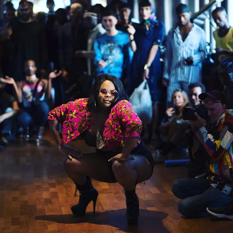 酷兒文化代表人物Lasseindra Lanvin，重現巴黎地下舞池的自由、奔放與華麗。北市文化局提供