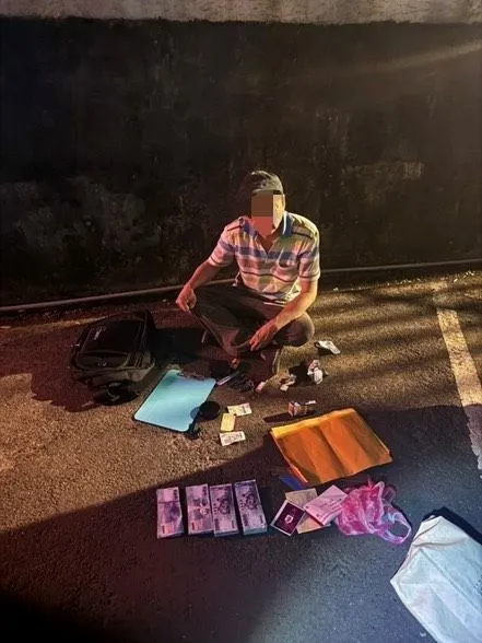 林嫌供称自己是车手才面交一笔32万余元现金,警方一查他身分,发现他还是个通缉犯。翻摄画面