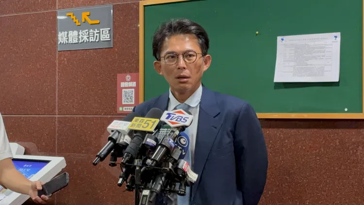 針對記者跟拍，黃國昌怒喊「討厭走路時有人拿手機拍我的臉」。邱筠媜攝