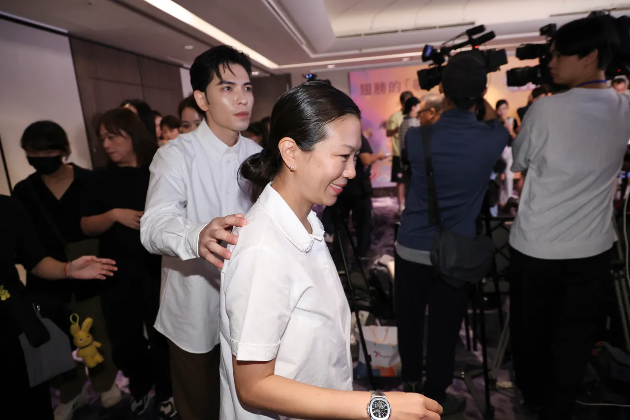 萧敬腾一刻也分不开经纪人老婆。彭欣伟摄