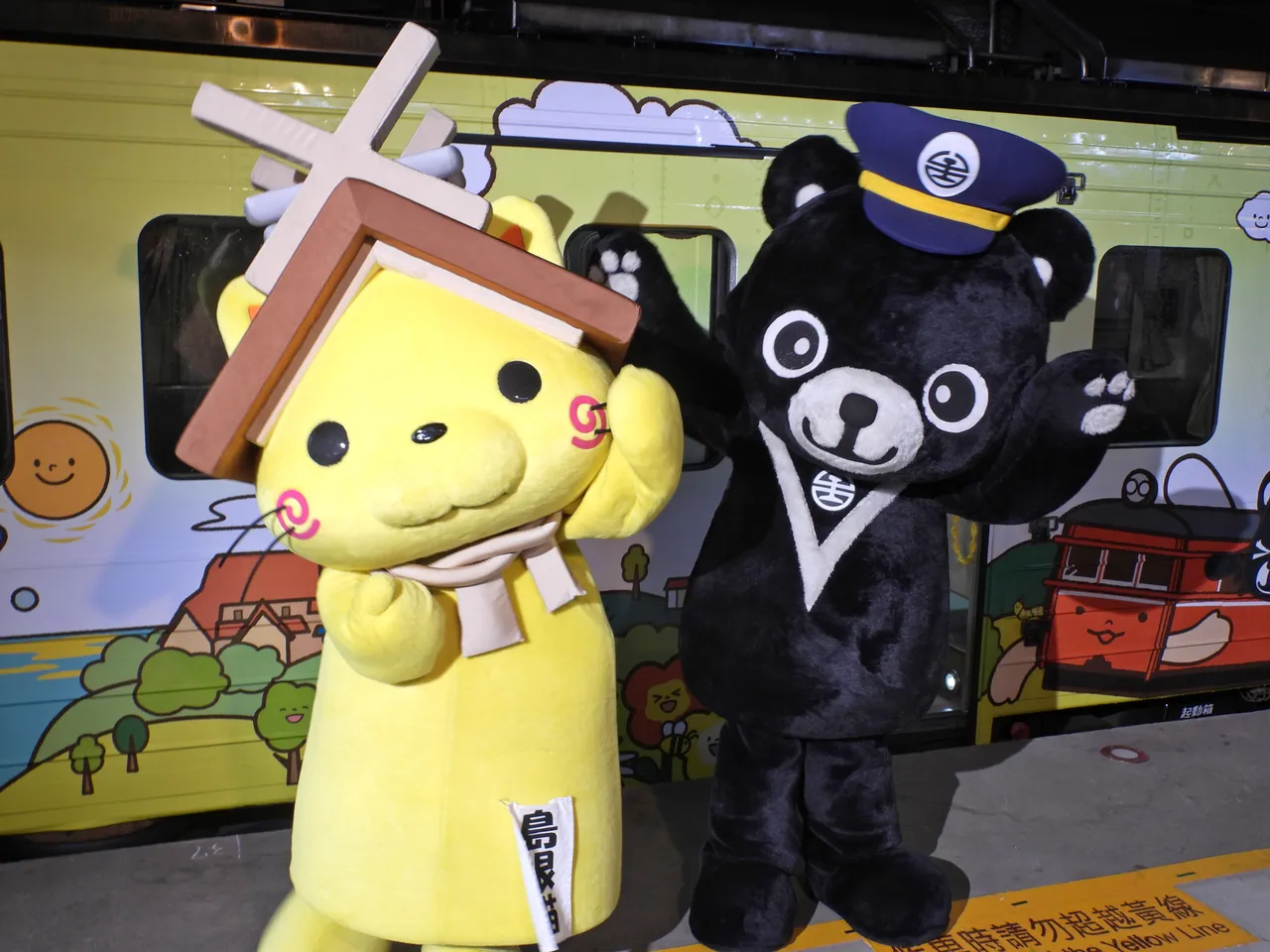 台铁吉祥物铁鲁(右)、(右)、岛根猫现身首航典礼。台铁提供