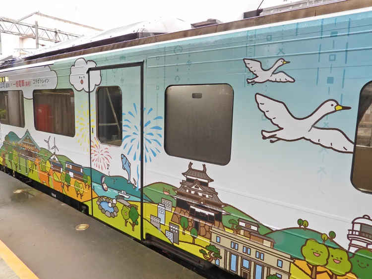 彩繪列車結合雙方著名旅遊景點為設計。台鐵提供