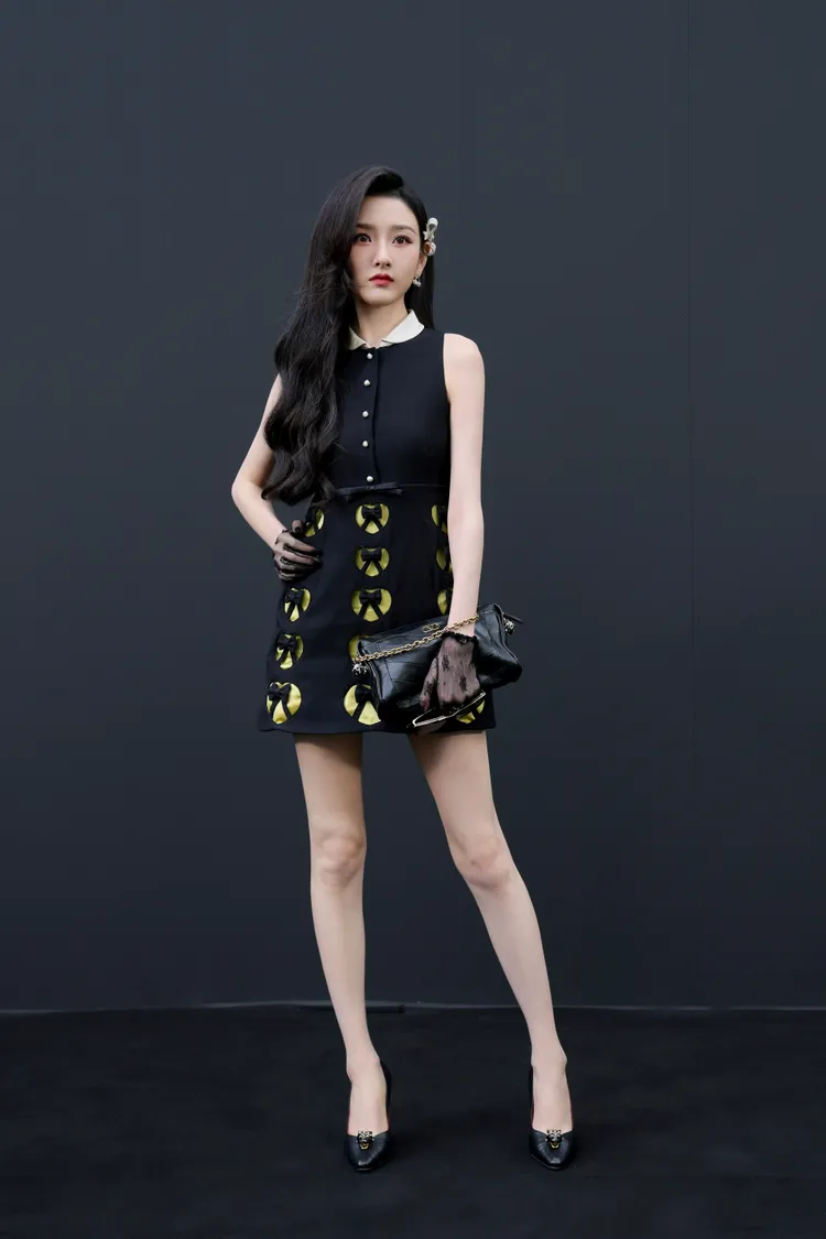 宋祖兒穿著鏤空蝴蝶結洋裝現身Valentino秀場。品牌提供