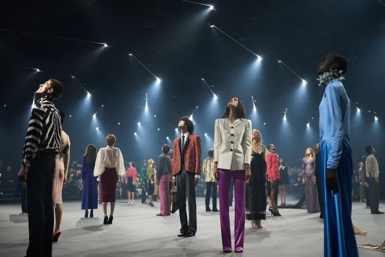 模特們紛紛仰望頭上的點點螢火。品牌提供