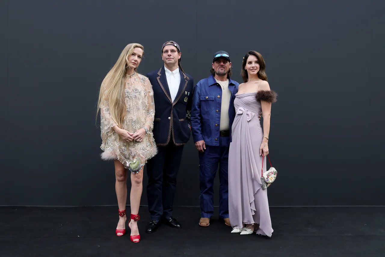 Lana Del Rey(右1)紧牵老公(右2)的手现身Valentino秀场。品牌提供