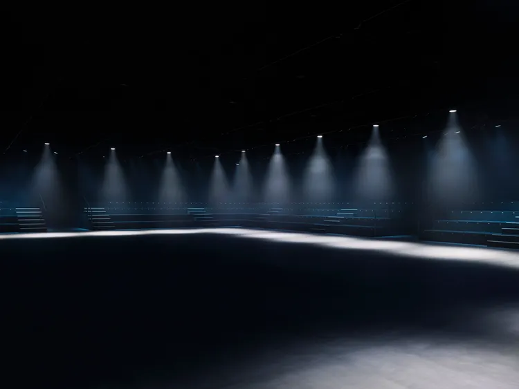 Valentino在暗黑秀場凸顯螢火主題。品牌提供