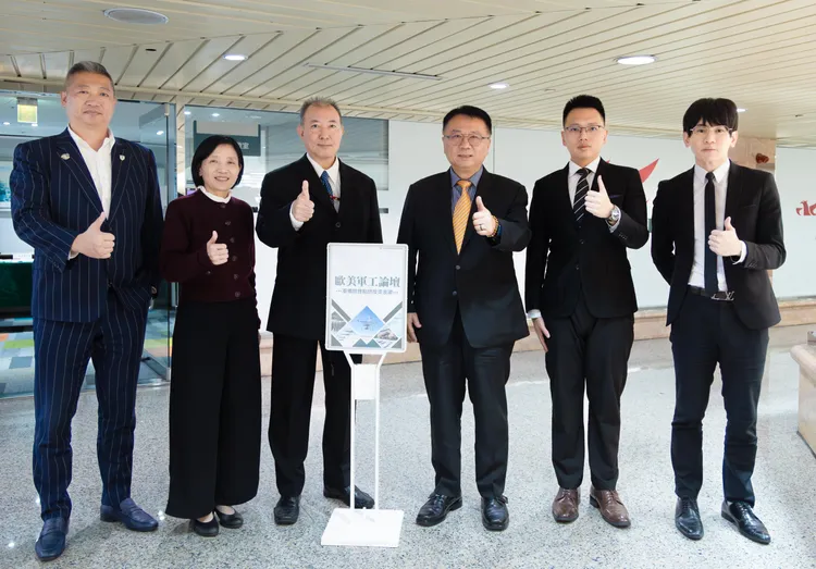 群益证举办欧美军工投资论坛,群益证总经理李文柱(右三)、群益投顾董事长蔡明彦(左三)、群益证执行副总裁洪欣如(左二)、群益证资深副总裁李魁荣(左一)合影。群益金鼎证券提供