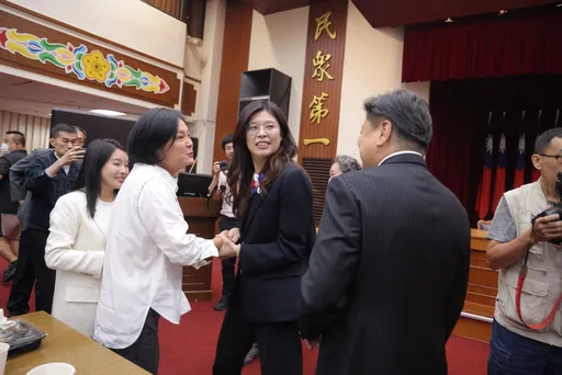 鄭麗文拜會國民黨團 藍委:不可能令不出黨中央