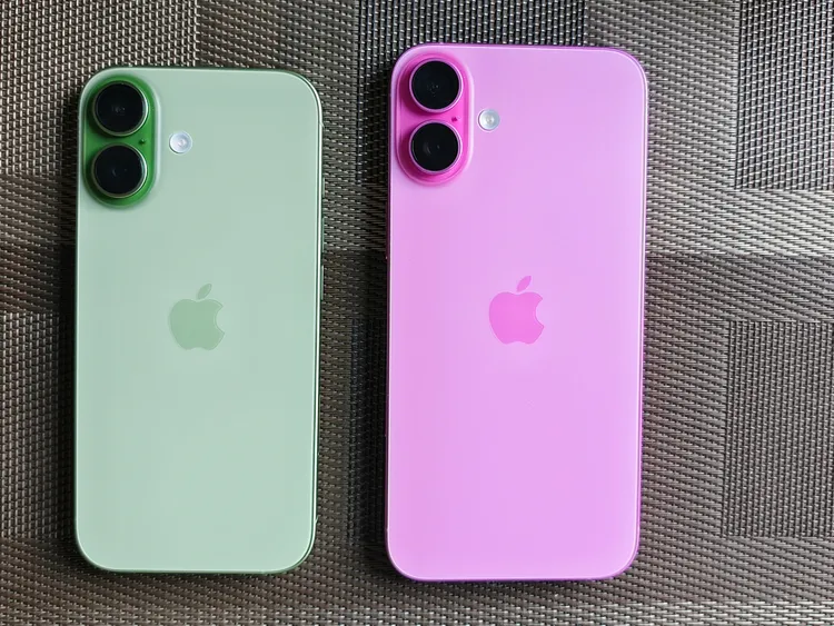 iPhone 17（左）由6.1吋升級至6.3吋螢幕，以及4800萬像素雙鏡頭。趙筱文攝影
