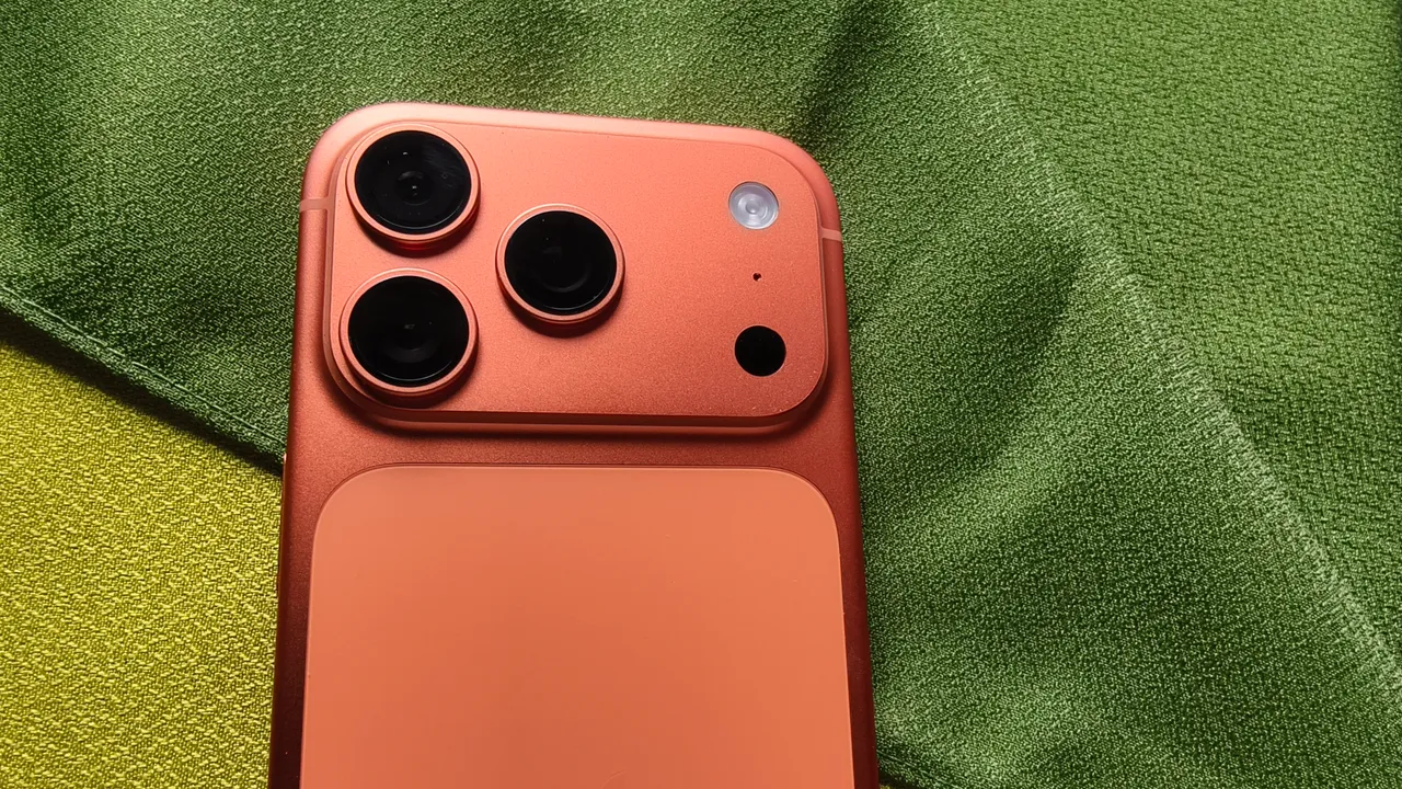 iPhone 17 Pro相机方面使用4800万像素三镜头,前置镜头也提升至1800万像素。赵筱文摄