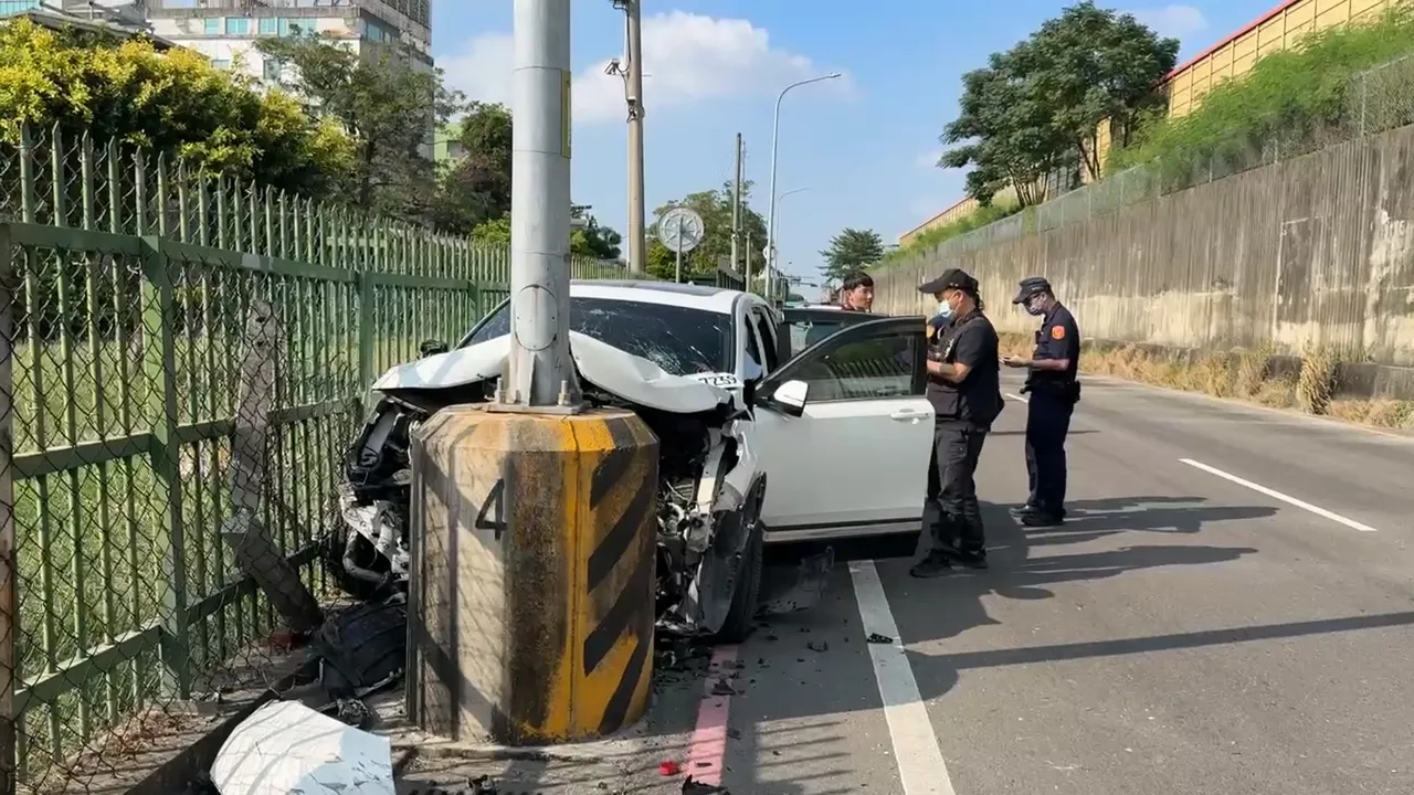 自小客自撞电线杆,造成1死3伤。翻摄画面