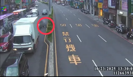 惊!「无人驾驶」汽车撞上捷运大坪林站旁人行道 原来驾驶涉贩毒跳车逃