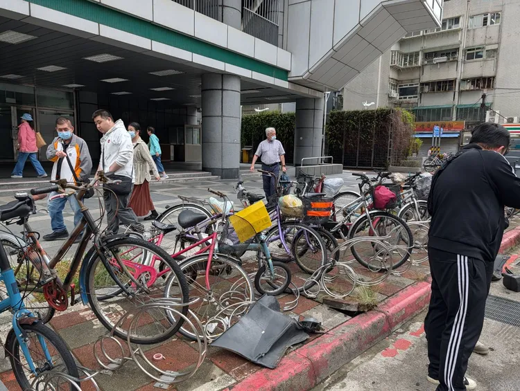人行道上多輛自行車遭撞受損。翻攝畫面
