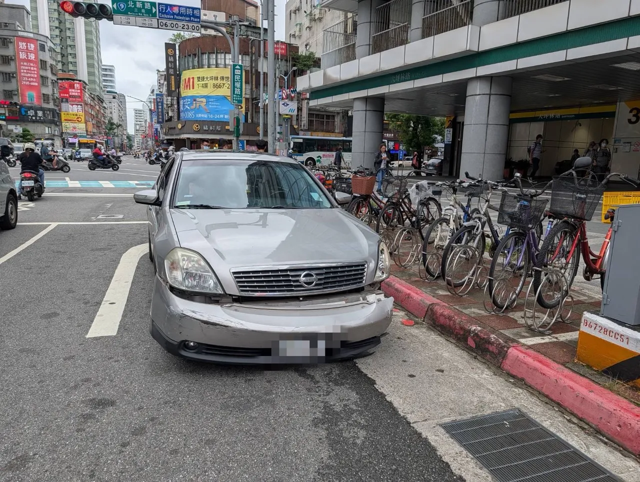嫌犯弃车后徒步逃跑,任由车辆在街上乱窜。翻摄画面
