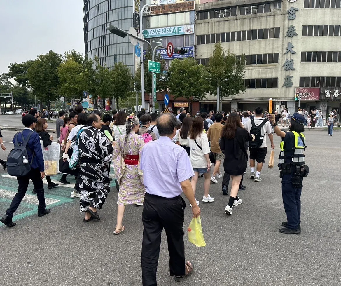 「铃兰通散步纳凉会」将在10月25、26日于中区举行,西区「台中爵士音乐节」尚未结束,警方针对2活动持续交通管制。翻摄画面