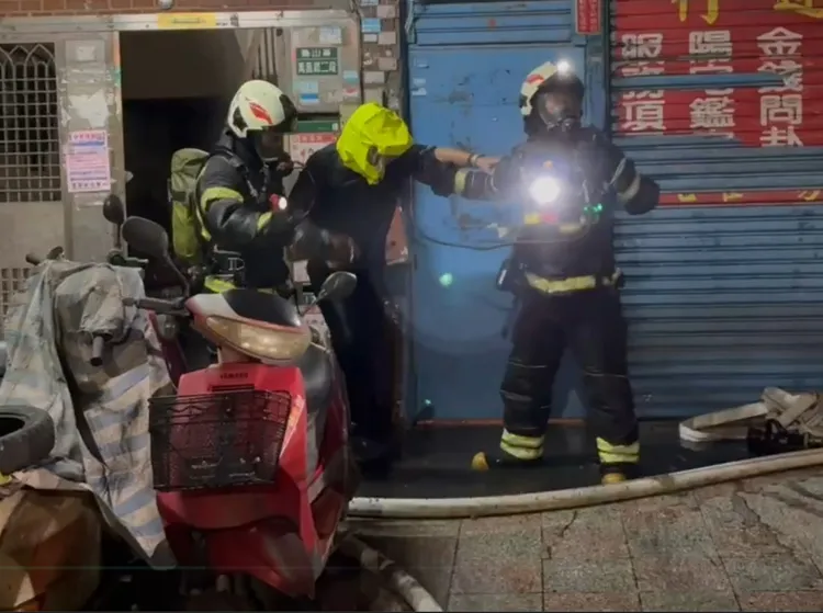 警消拉水線灌救。翻攝畫面