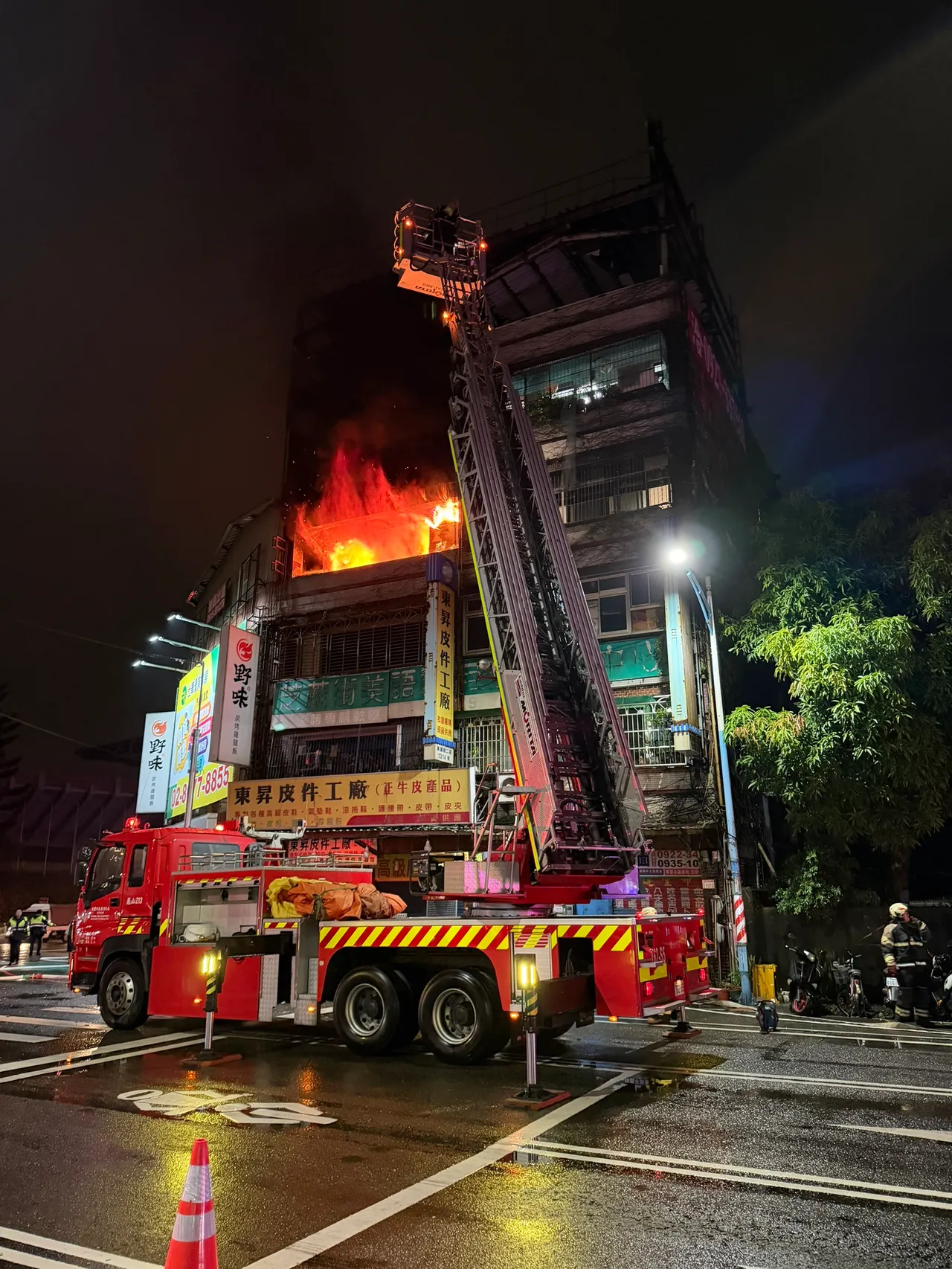 消防局出动各式救灾车辆扑灭火势。翻摄画面