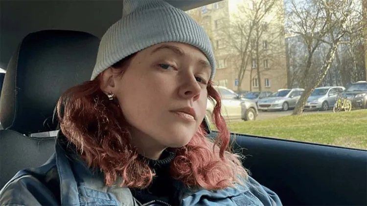 薇拉除了是模特兒也身兼歌手。翻攝自X