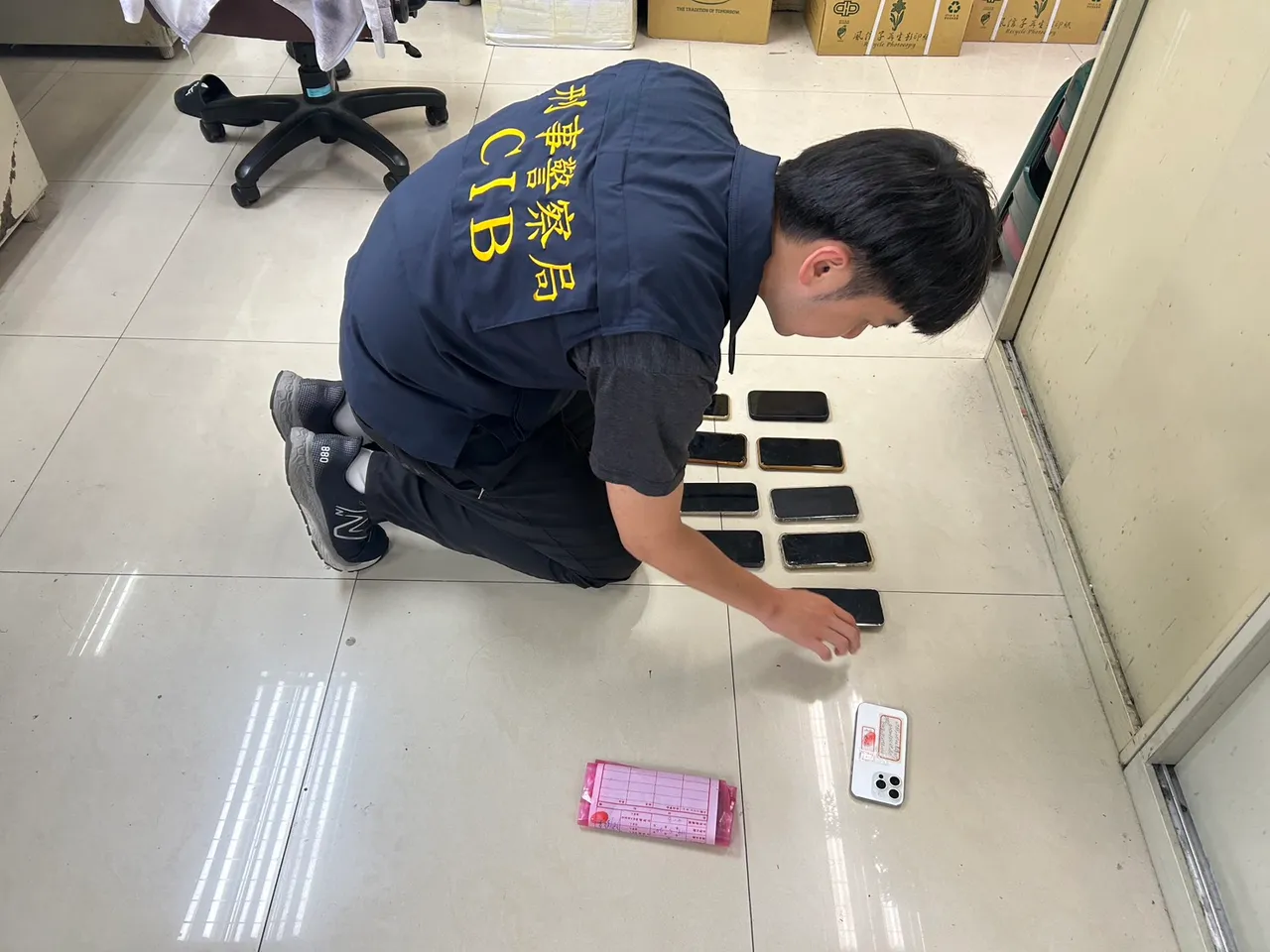 专案小组逮到11人,粗估两家人头公司短短数月时间,经手洗钱金额高达80亿元。翻摄照片