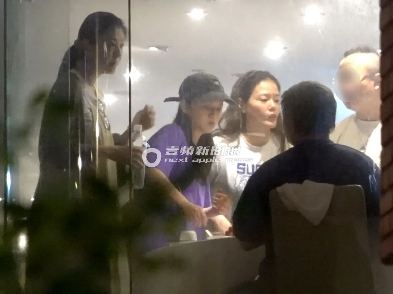 晚间,丁柔安(左起)和叶欣眉、陈翊萱、胡瓜到港式茶餐厅共进晚餐。特勤中心摄