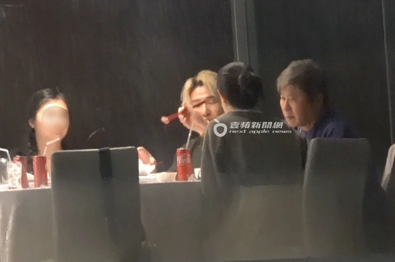 胡瓜(右)体贴帮丁柔安夹菜,干儿子欧弟看在眼里。特勤中心摄