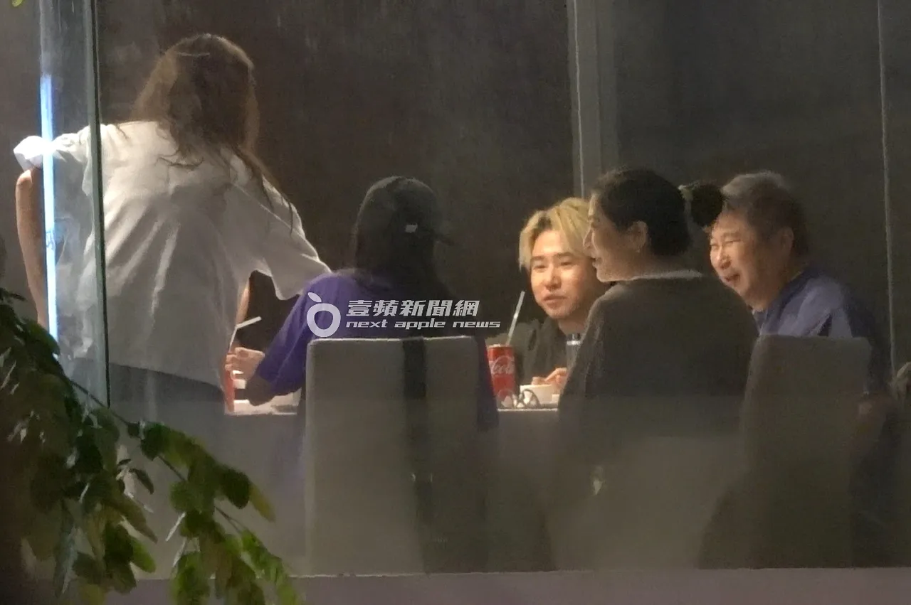 陈翊萱(左)帮大家倒茶水,胡瓜(右起)、丁柔安、欧弟笑开怀。特勤中心摄