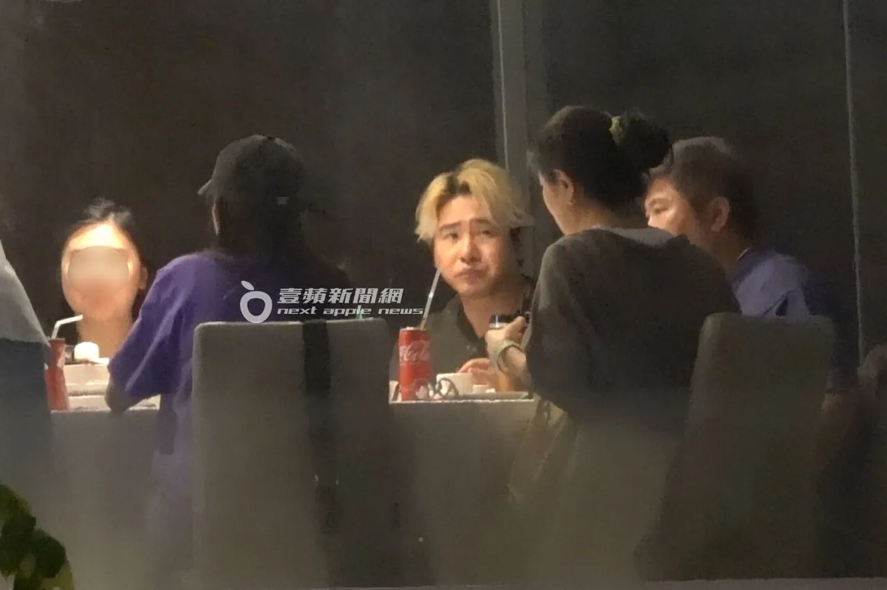 欧汉声(中)与干爹胡瓜、干妈丁柔安共进港式饮茶晚餐。特勤中心摄