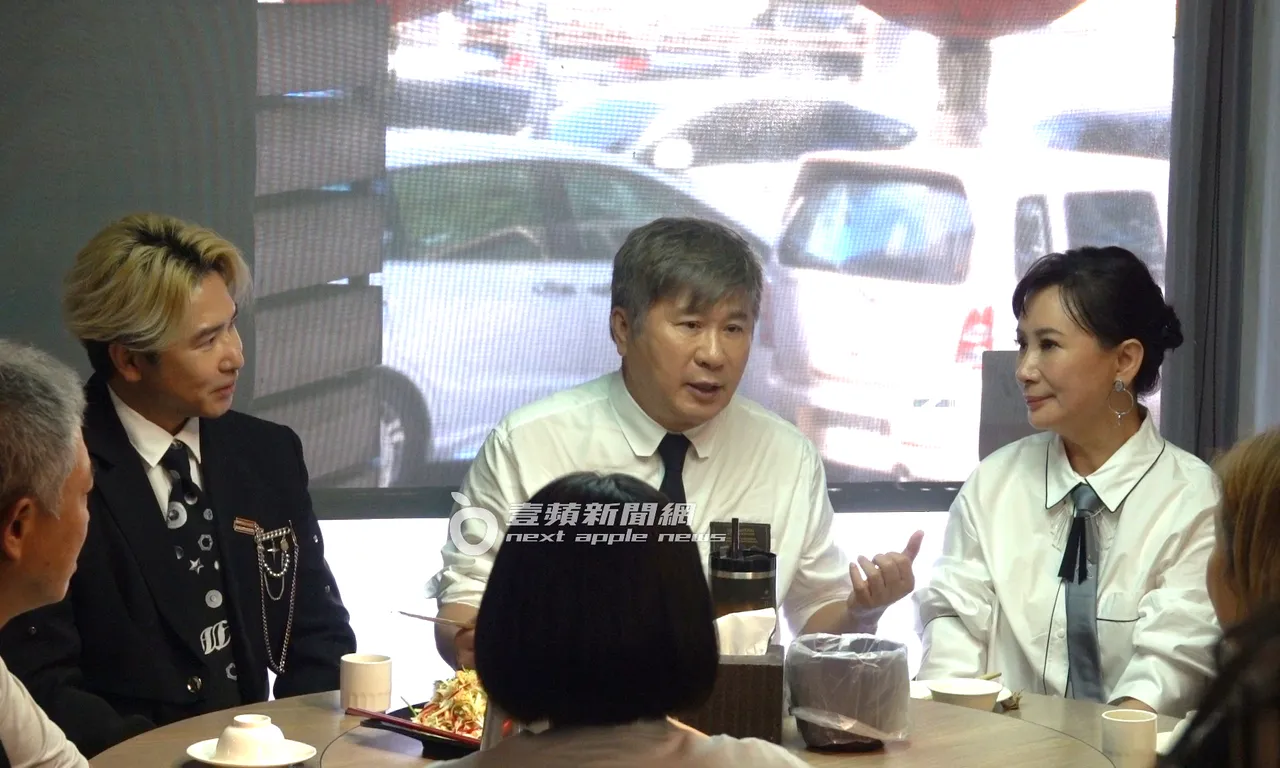 陈亚兰(右起)、胡瓜、干儿子欧汉声在华视对面「皇城老妈」餐叙,大啖四川菜。特勤中心摄