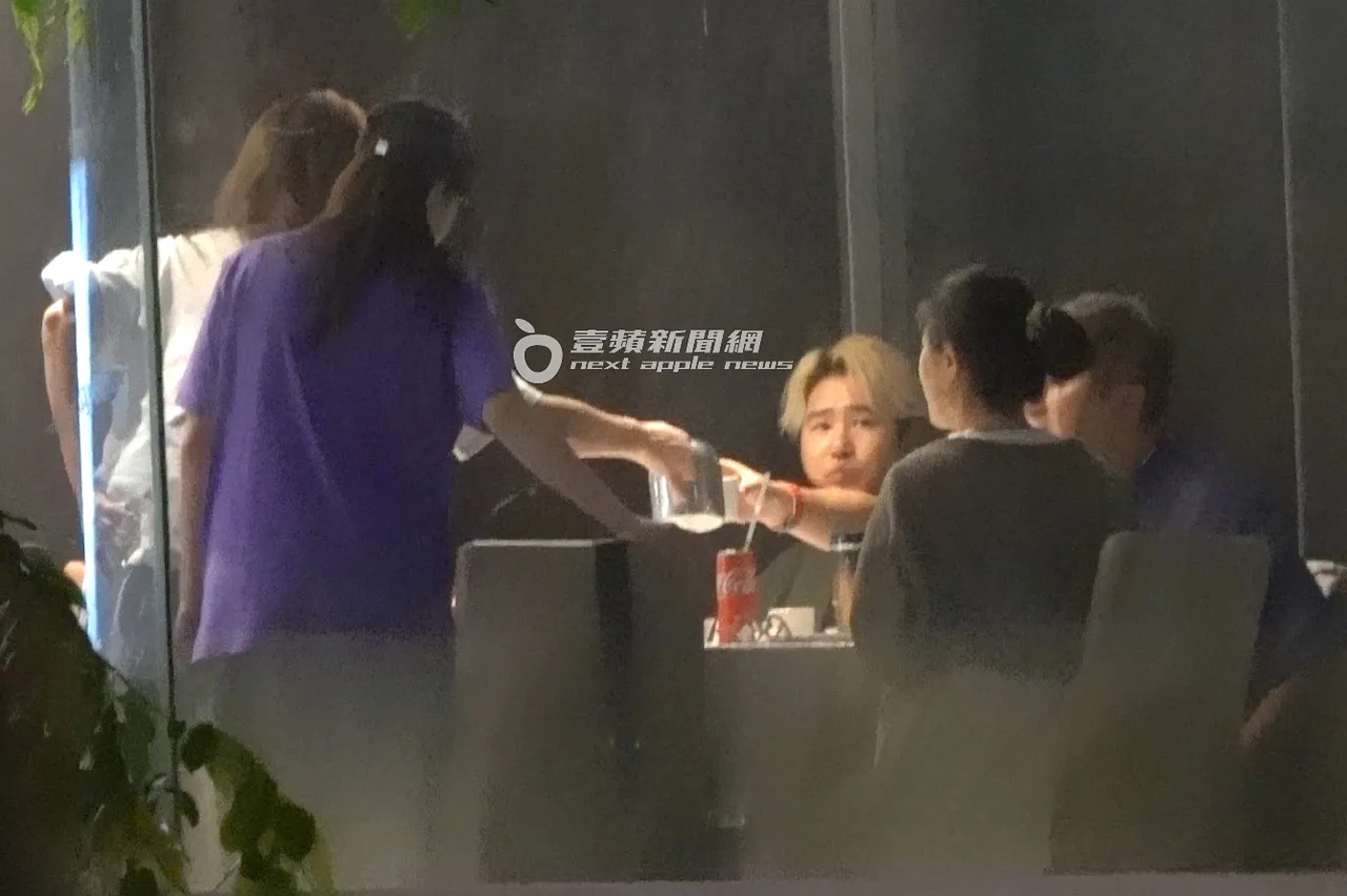 陈翊萱(左起)、叶欣眉拿茶壶起身,帮欧弟、丁柔安、胡瓜倒茶水。特勤中心摄