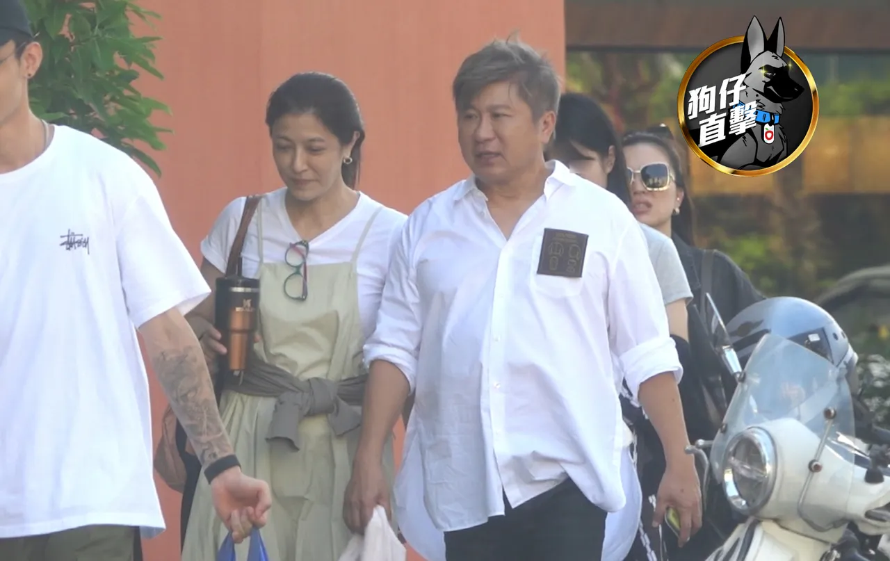 丁柔安(左)拿著水瓶温柔服侍胡瓜,还充当行动衣架,手上挂著他的领带。特勤中心摄