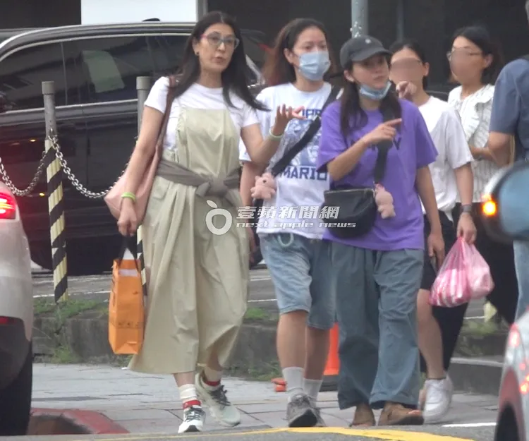 丁柔安（左）比手畫腳暢聊，陳翊萱和葉欣眉指引要去的方向。特勤中心攝