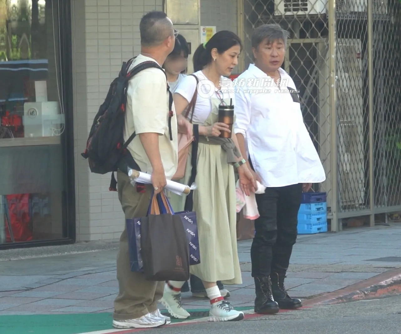 胡瓜(右)手上拿著毛巾准备擦汗,一边与丁柔安交谈。特勤中心摄
