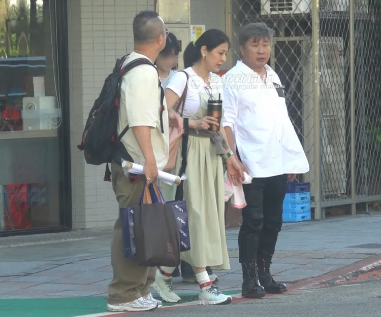 胡瓜（右）手上拿著毛巾準備擦汗，一邊與丁柔安交談。特勤中心攝