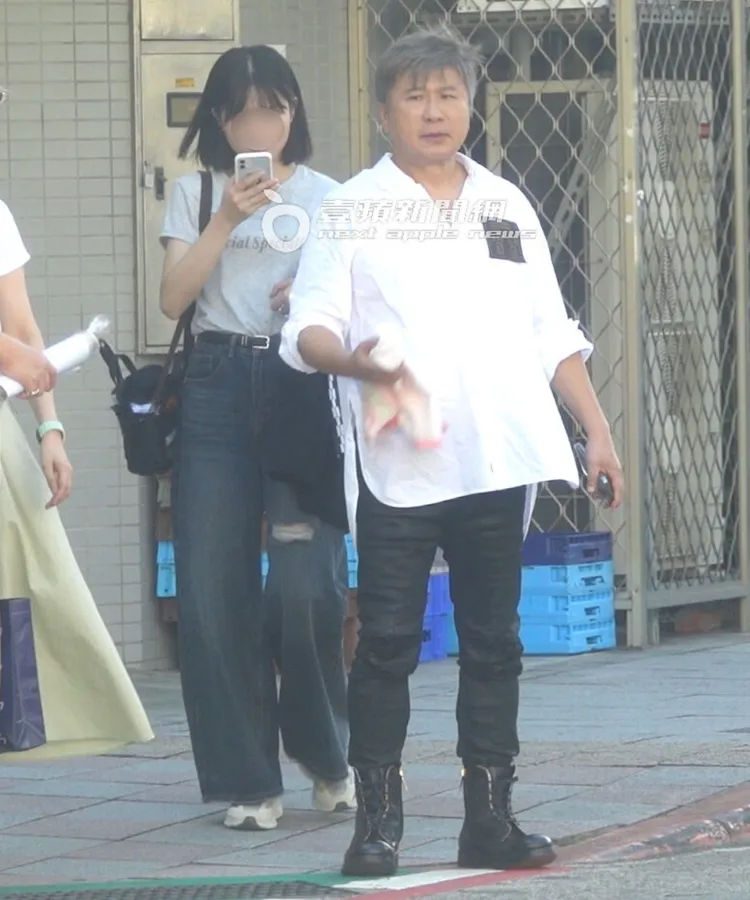 剛吃飽的胡瓜（右）肚子明顯變大。特勤中心攝