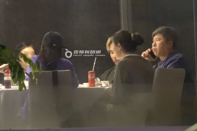 用餐期間，胡瓜（右）手機響不停處理公務，丁柔安繼續幫他添菜。特勤中心攝