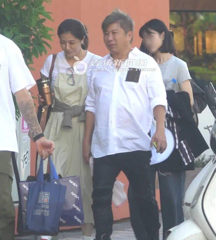 胡瓜（中）與丁柔安在路上有說有笑。特勤中心攝