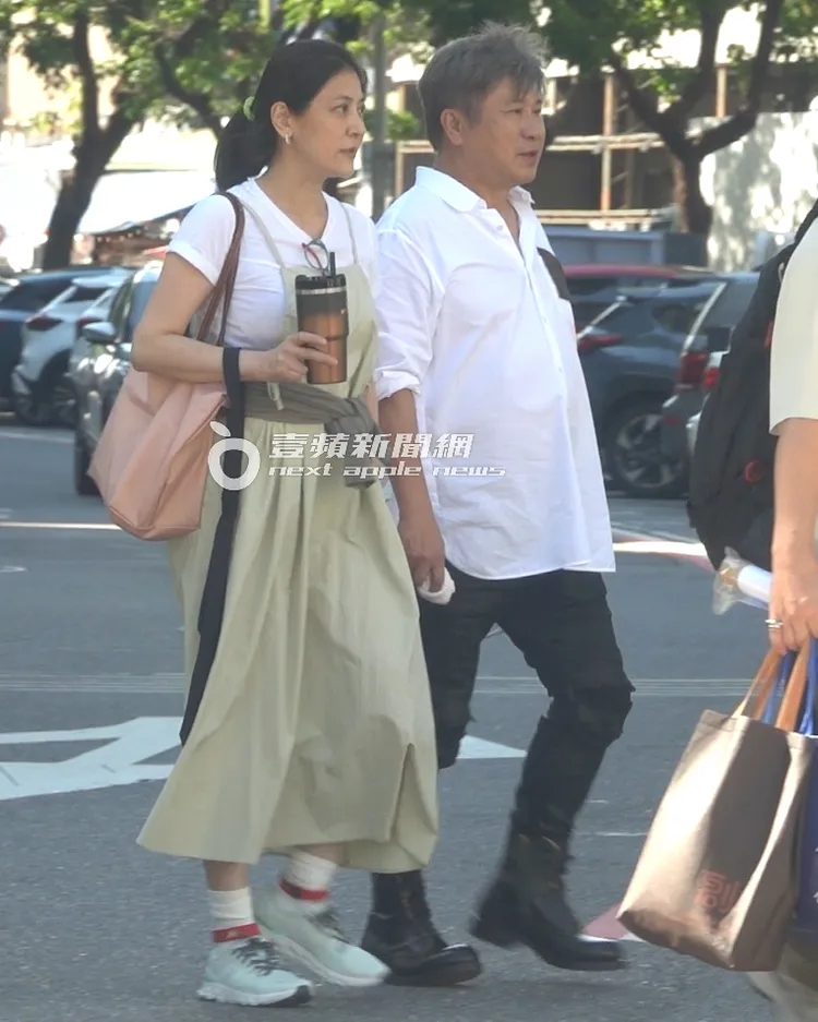 胡瓜（右）和丁柔安一同走向華視繼續工作行程。特勤中心攝