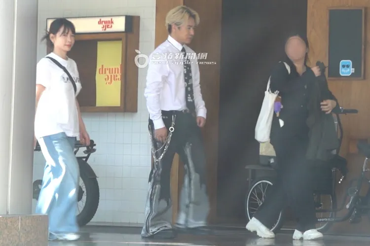 餐後，歐漢聲（中）先和助理走回華視大樓休息。特勤中心攝