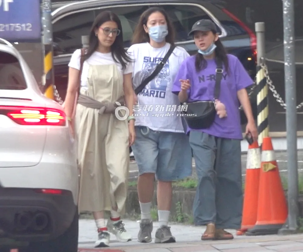 丁柔安(左起)、陈翊萱、叶欣眉一同走出华视。特勤中心摄