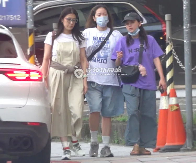 丁柔安（左起）、陳翊萱、葉欣眉一同走出華視。特勤中心攝