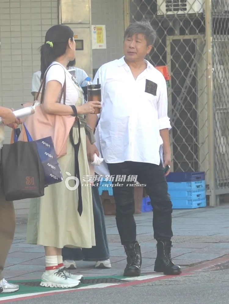 等待過馬路時，胡瓜（右）露出逗趣的表情與丁柔安聊天。特勤中心攝