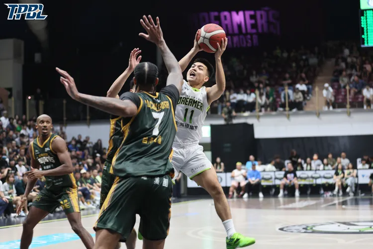 林俊吉(右1)。TPBL