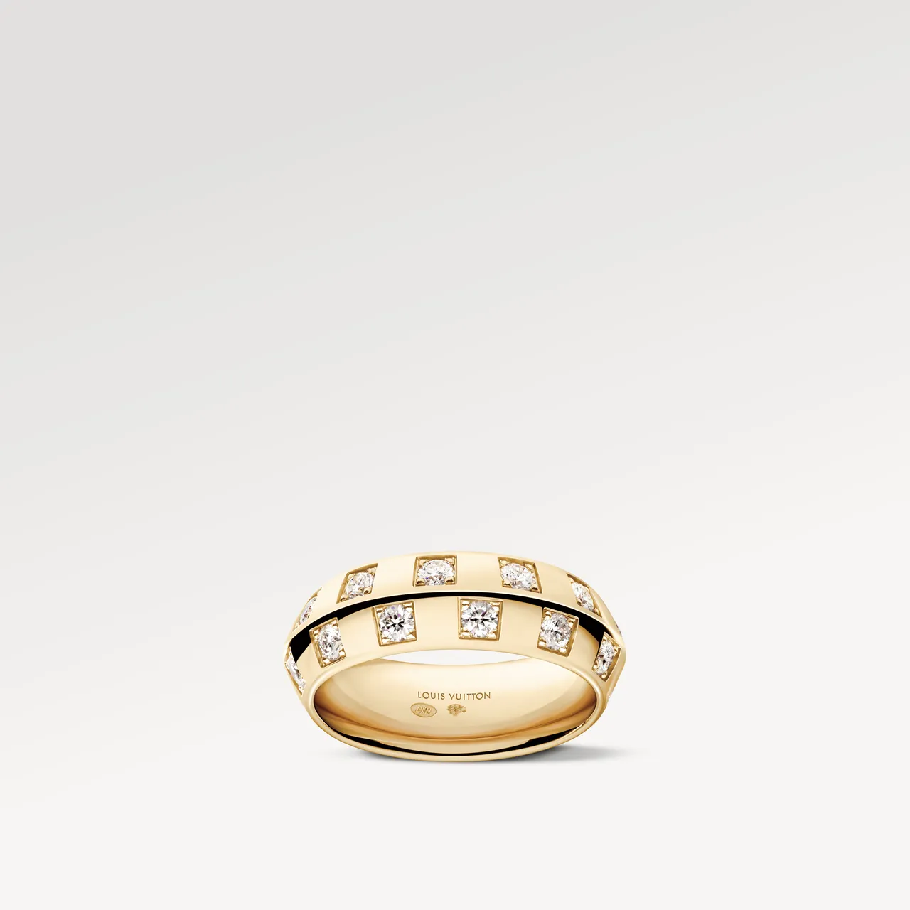 LV LE DAMIER DE LOUIS VUITTON黄K金与钻石戒指,32万3000元。品牌提供