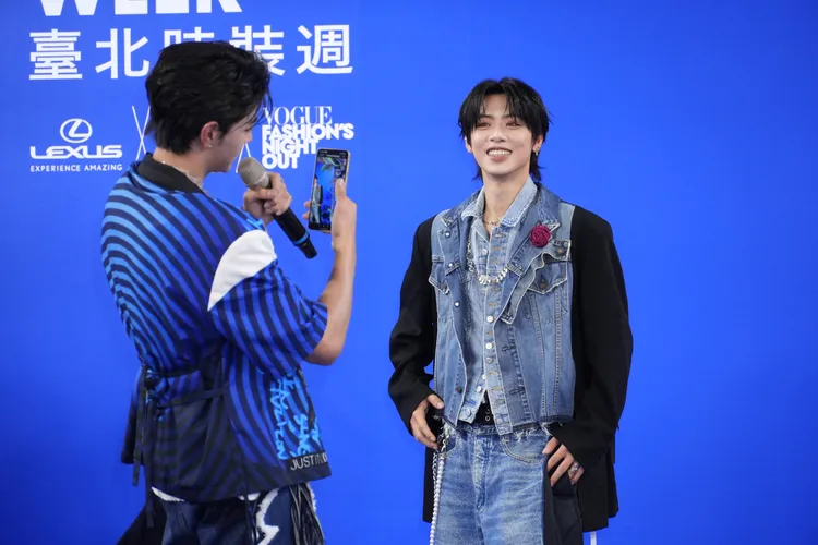 SEVENTOEIGHT現場玩起AR拍照。彭欣偉攝