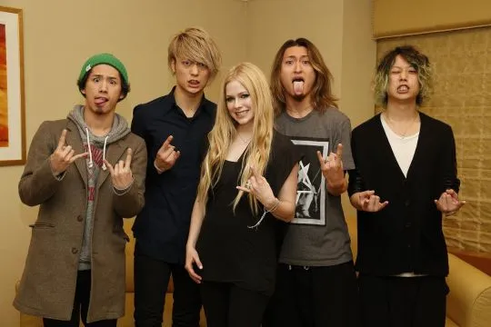 艾薇儿(中)和ONE OK ROCK曾密切交流音乐。翻摄日本Yahoo